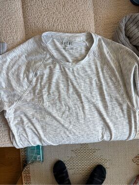 RHONE Light Heather Gray Short Sleeve Crew Neck Tee